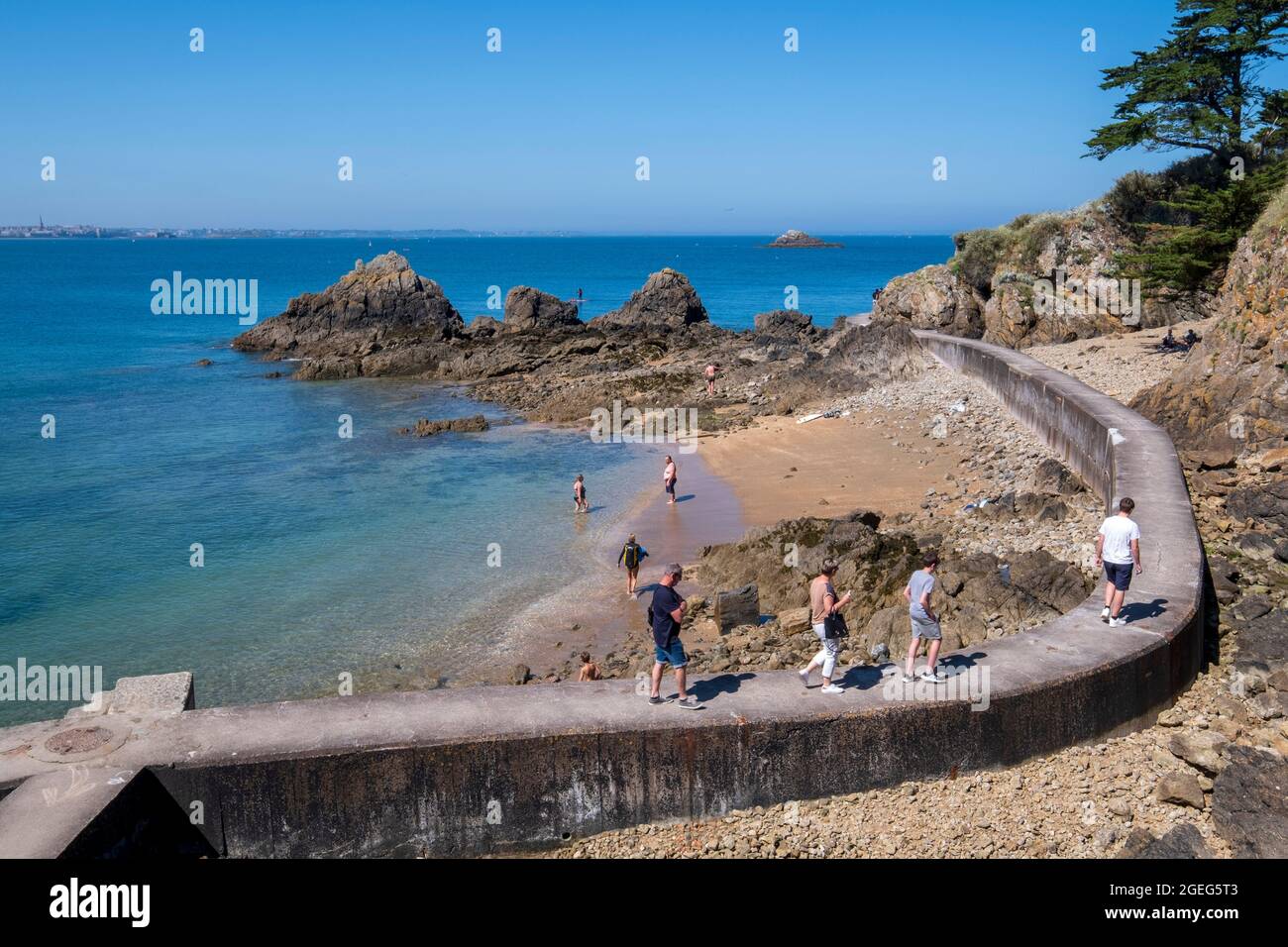 Saint Malo (Bretagna, Francia nord-occidentale): Turisti sul sentiero costiero che conduce al promontorio "pointe de la Varde" dalla spiaggia "plage du Pont" Foto Stock
