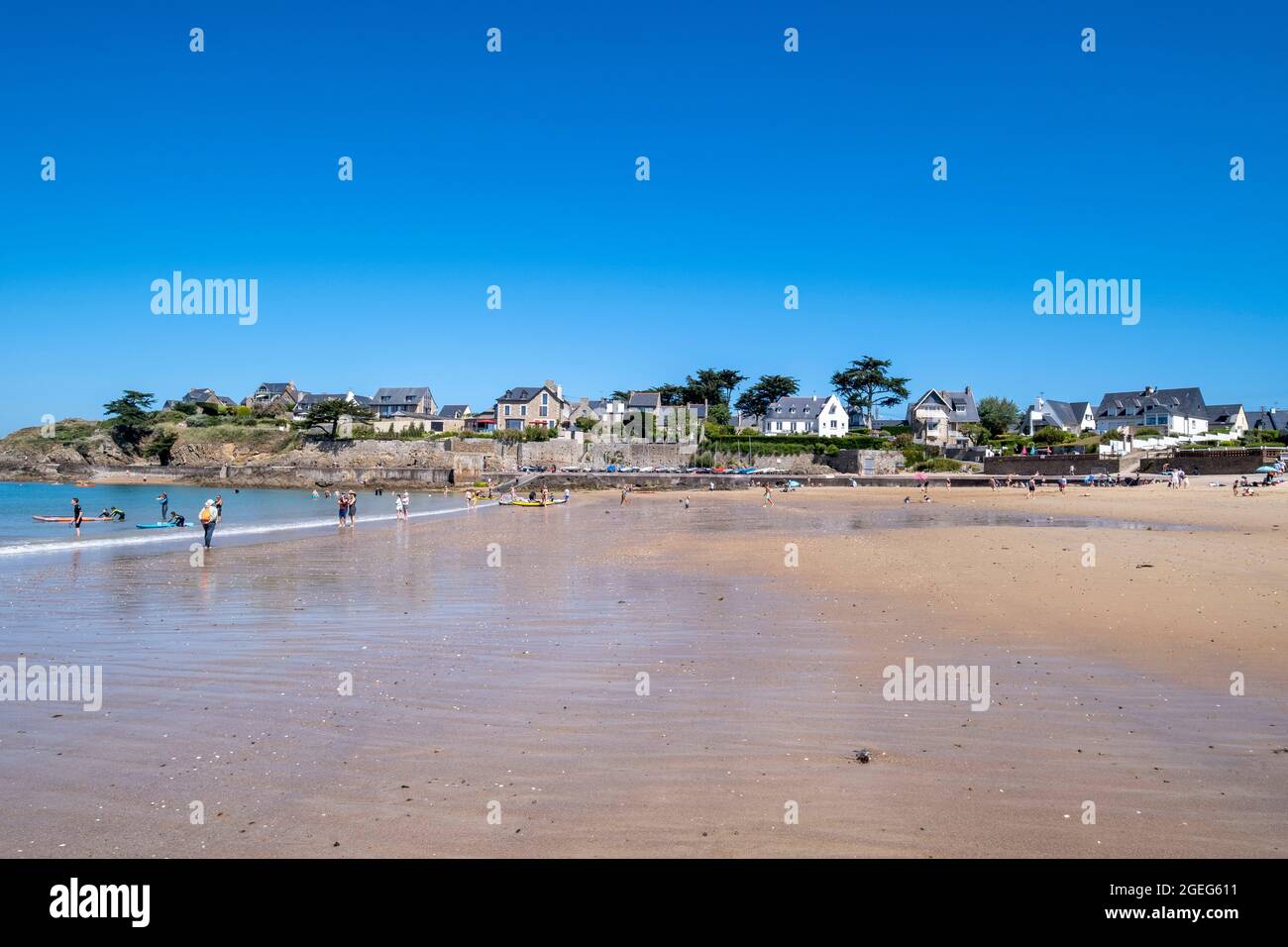 Saint Malo (Bretagna, Francia nord-occidentale): Panoramica della spiaggia “plage du Pont” con case e ville lungo il lungomare. Turisti sulla spiaggia a Foto Stock
