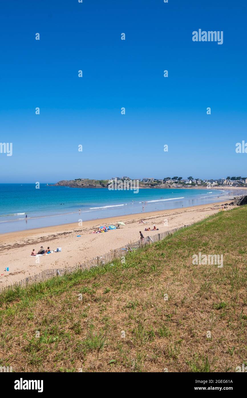 Saint Malo (Bretagna, Francia nord-occidentale): Panoramica delle spiagge “plage du Minihic” e “plage du Pont” con case e ville lungo il fiume Foto Stock
