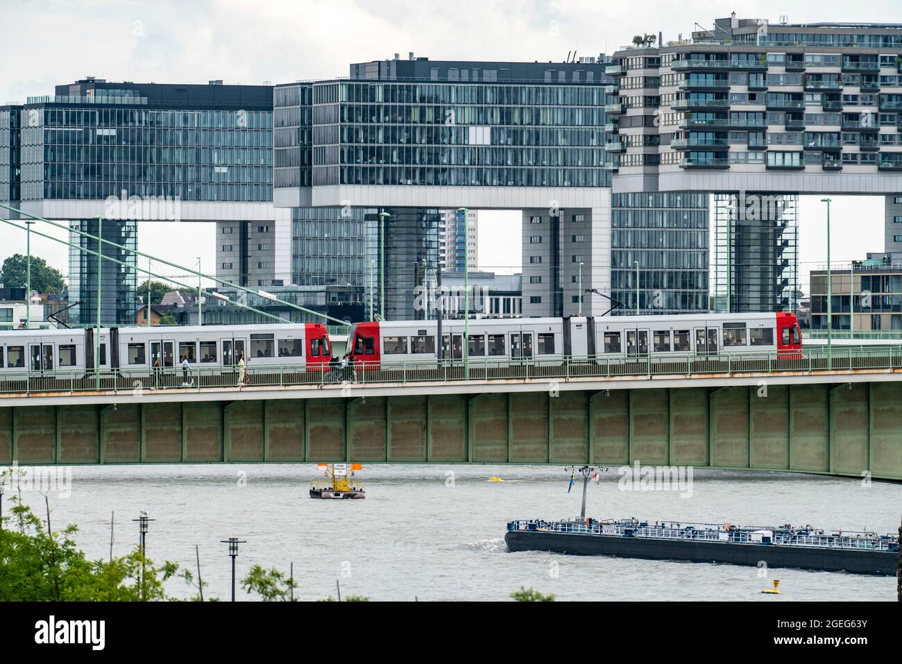 Tram linea 4 sulla Severinsbrücke sul Reno, gru a Colonia Sud, sul Reno, al vecchio porto doganale, residenziale e uffici high-ri Foto Stock