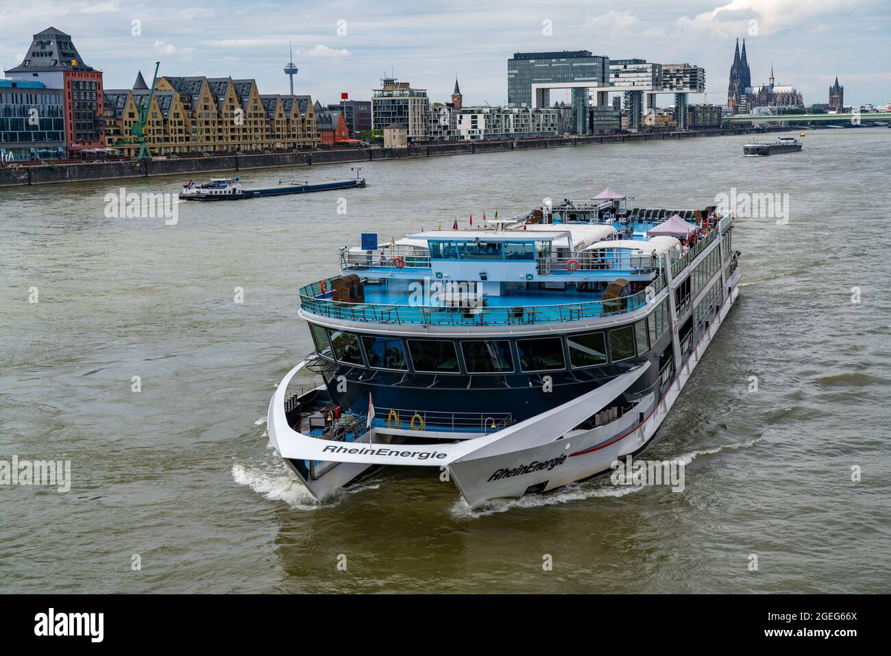 Nave da escursione di un giorno della KD Köln-Düsseldorfer Reederei, sul Reno vicino a Colonia, la RheinEnergie, la Cattedrale di Colonia, le gru, Colonia, NRW, G. Foto Stock