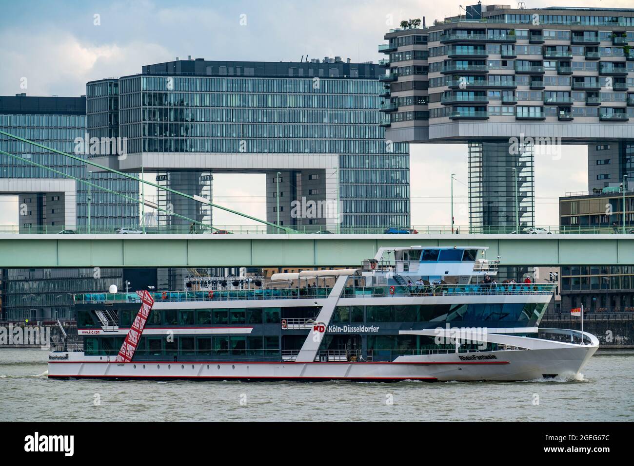 Nave da escursione di un giorno della KD Köln-Düsseldorfer Reederei, sul Reno vicino a Colonia, la RheinEnergie, la Cattedrale di Colonia, le gru, Colonia, NRW, G. Foto Stock