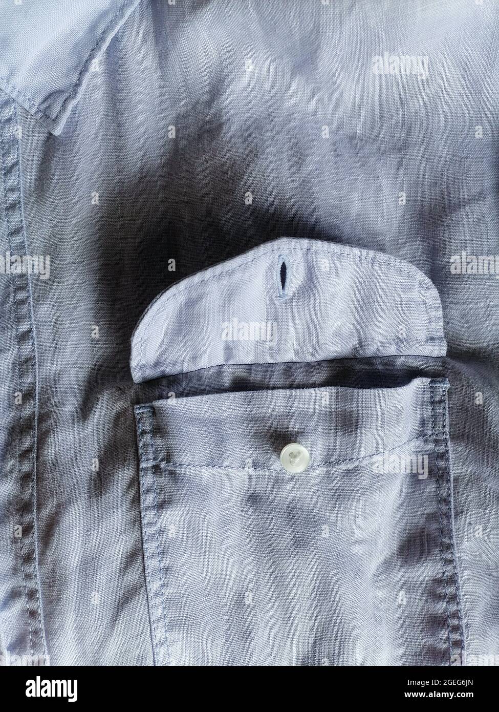 Primo piano della camicia grigia con tasca aperta. Foto Stock