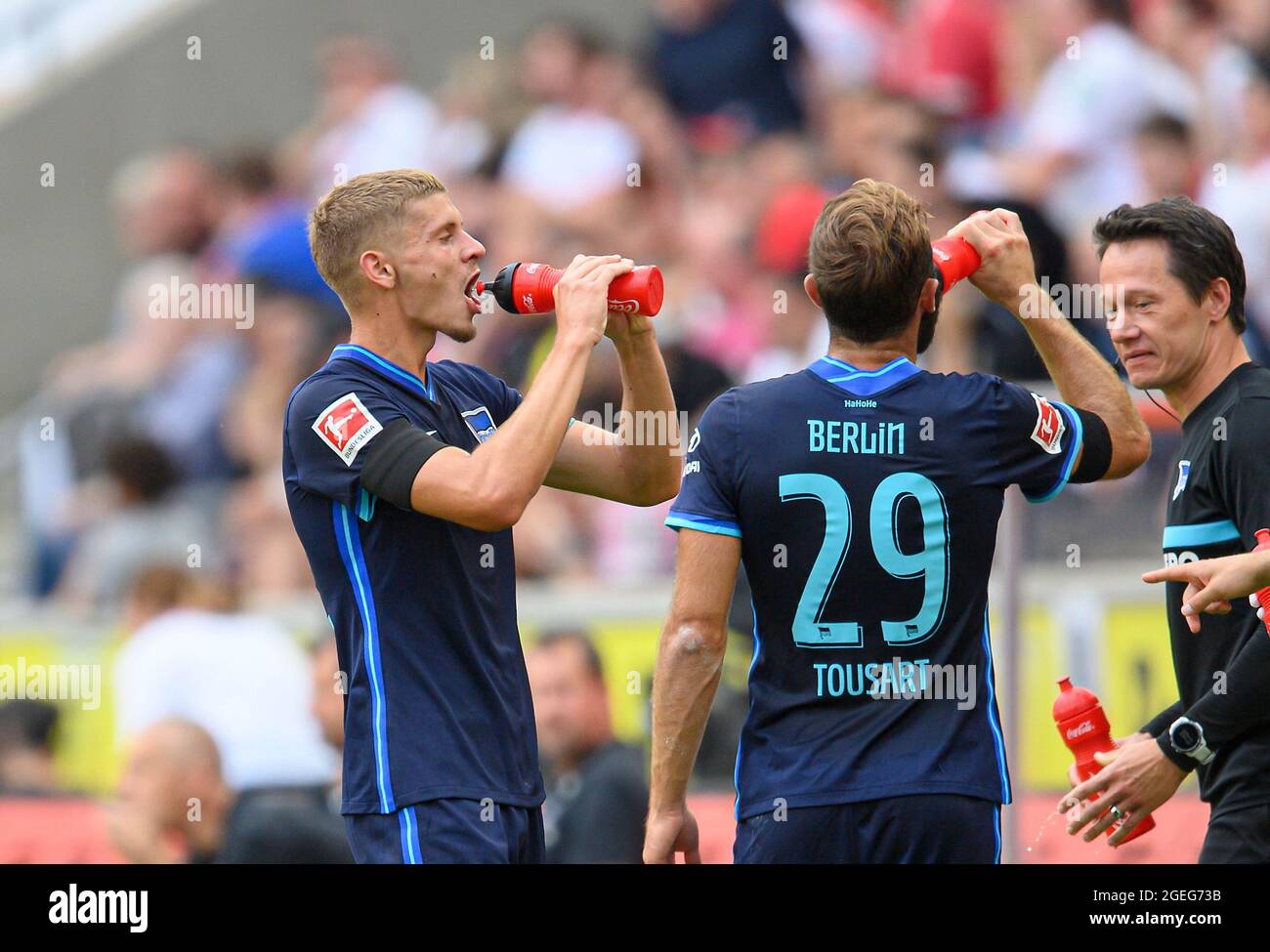 Pausa per bere per Marton DARDAI l. (B) e Lucas TOUSART (B), Soccer 1. Bundesliga, 1° giorno di incontro, FC Cologne (K) - Hertha BSC Berlin (B) 3: 1, il 15 agosto 2021 a Koeln/Germania. Le normative #DFL vietano l'uso di fotografie come sequenze di immagini e/o quasi-video # Â Foto Stock