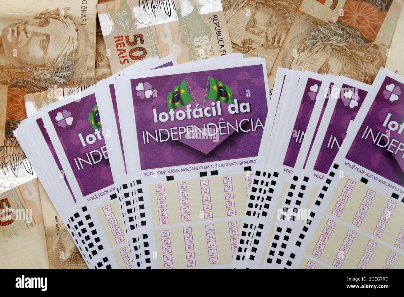 Minas Gerais, Brasile - 19 agosto 2021: Biglietto della lotteria Caixa Lotofacil da Independencia e contanti Foto Stock