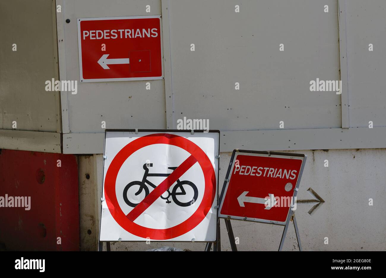 Londra, Inghilterra, Regno Unito. Segnaletica stradale durante i lavori stradali ad Admiralty Arch (2021) deviazioni pedonali e nessun ciclismo Foto Stock