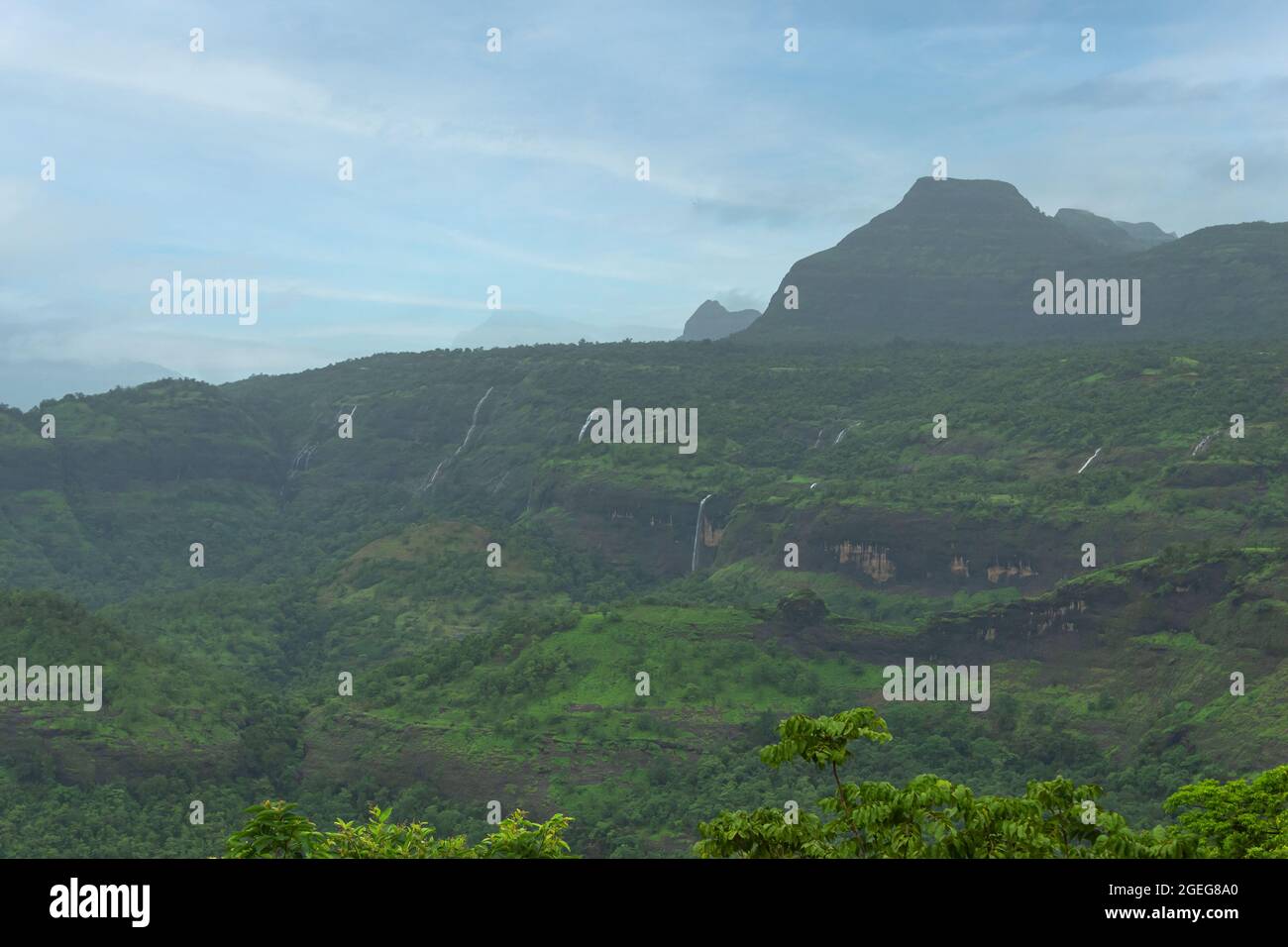 Vista delle cascate di Tamhini Ghat, durante la stagione delle piogge Tamhini, Pune, Maharashtra, India. Foto Stock