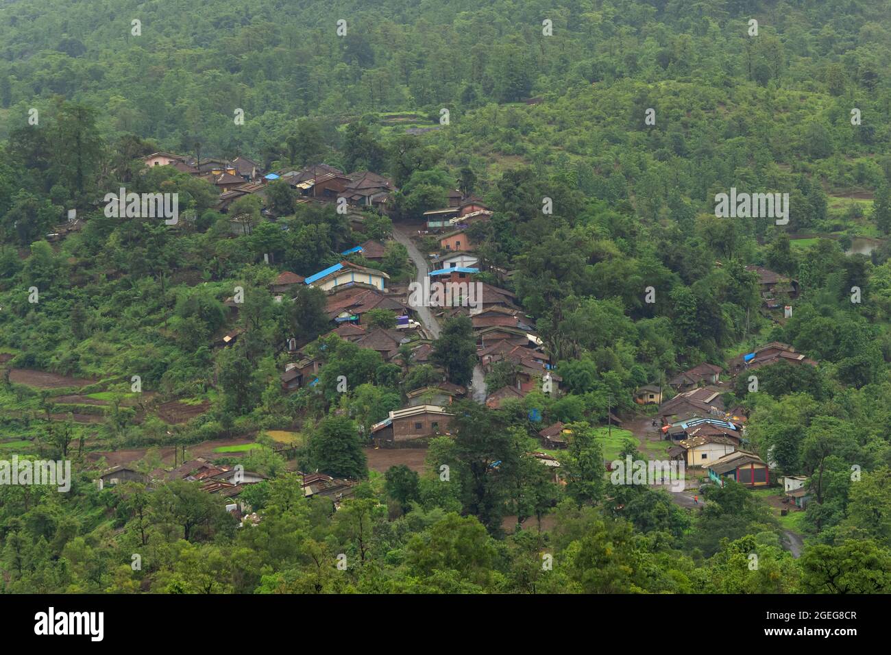 Bella vista del villaggio di thakurwadi dal Forte Sudhagad, Raigad, Maharashtra, India. Foto Stock
