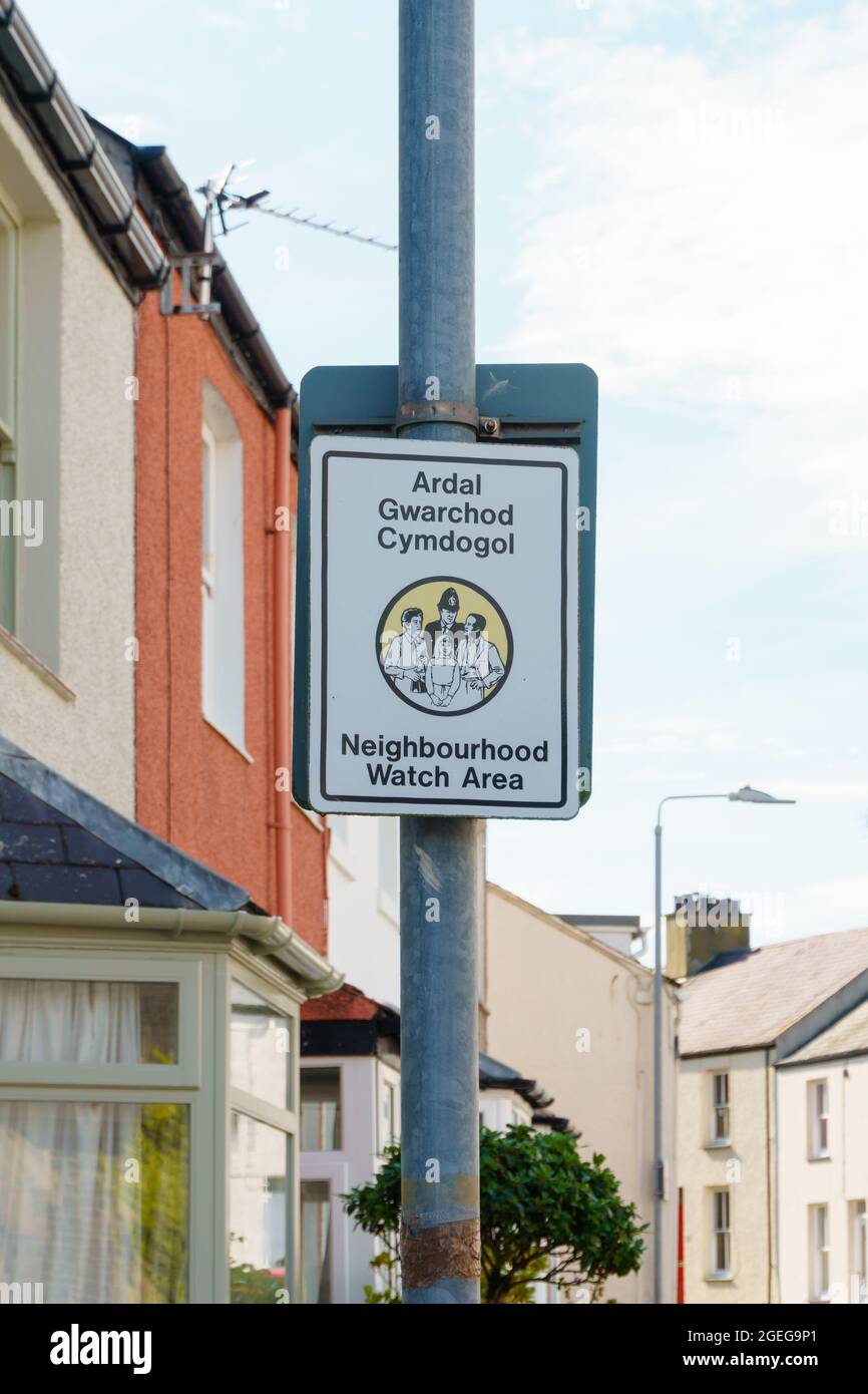 Area di guardia di quartiere segno gallese e inglese lingue in Beaumaris Anglesey un movimento volontario di prevenzione della criminalità nel Regno Unito Foto Stock