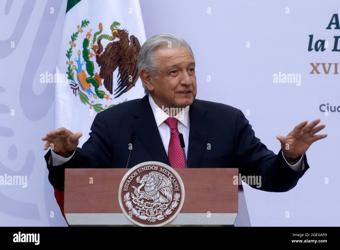 CITTÀ DEL MESSICO, MESSICO - AGOSTO 17: Il presidente messicano Andres Manuel Lopez Obrador, parla, durante una cerimonia con gli atleti del Messico che si dirigeranno ai Giochi Paralimpici di Tokyo 2020 al Palazzo Nazionale il 17 agosto 2021 a Città del Messico, Messico. Credit: Luis Barron/Eyepix Group/The Photo Access Foto Stock