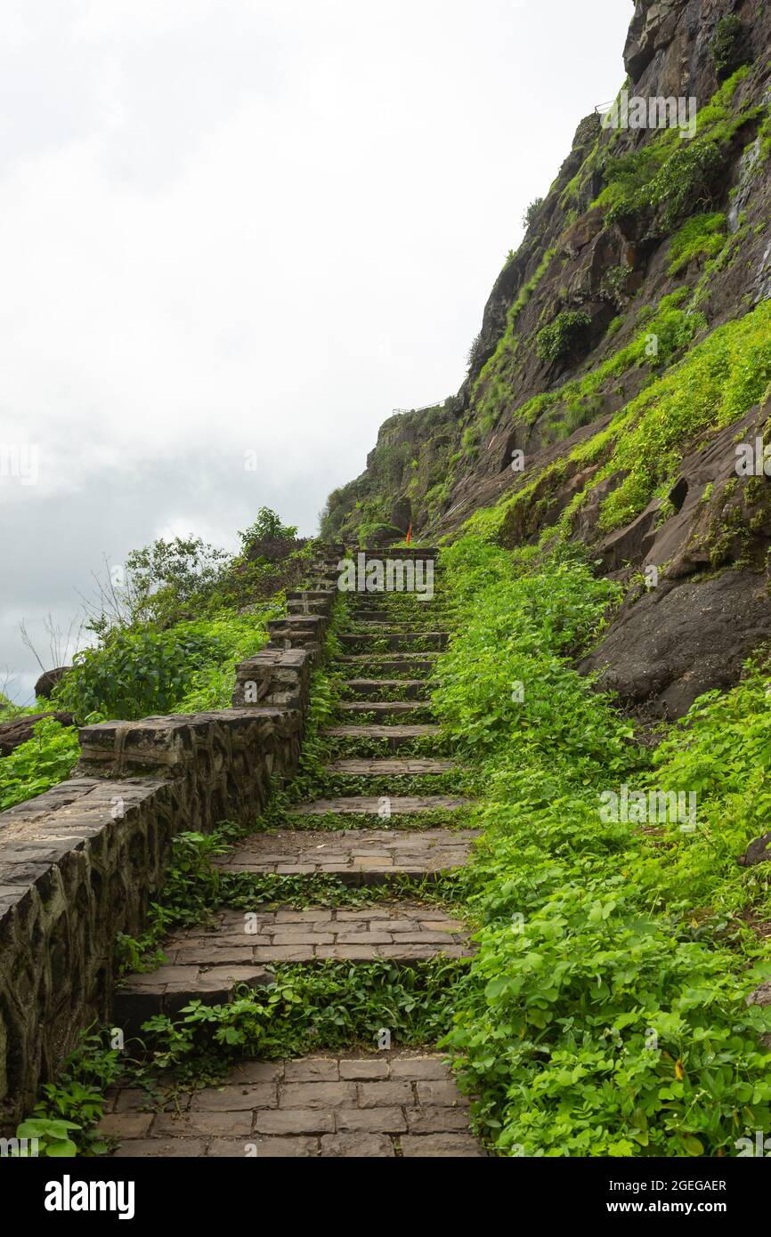Scale di pietra per Hatgad Fort, Nashik, Maharashtra, India Foto Stock