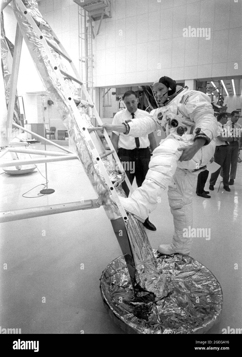 In preparazione della prima missione di atterraggio lunare della nazione, i membri dell’equipaggio Apollo 11 hanno subito attività formative per praticare le attività che avrebbero eseguito durante la missione. In questa fotografia, Neil Armstrong, indossato nella sua tuta spaziale, si pratica di tornare al primo gradino della scala sul modulo Lunar (LM). La missione Apollo 11 lanciata dal Kennedy Space Center (KSC) in Florida attraverso il Marshall Space Flight Center (MSFC) ha sviluppato il veicolo di lancio Saturno V il 16 luglio 1969 e ritornato in sicurezza sulla Terra il 24 luglio 1969. A bordo dell'imbarcazione spaziale c'erano gli astronauti Neil A. Armstrong Foto Stock
