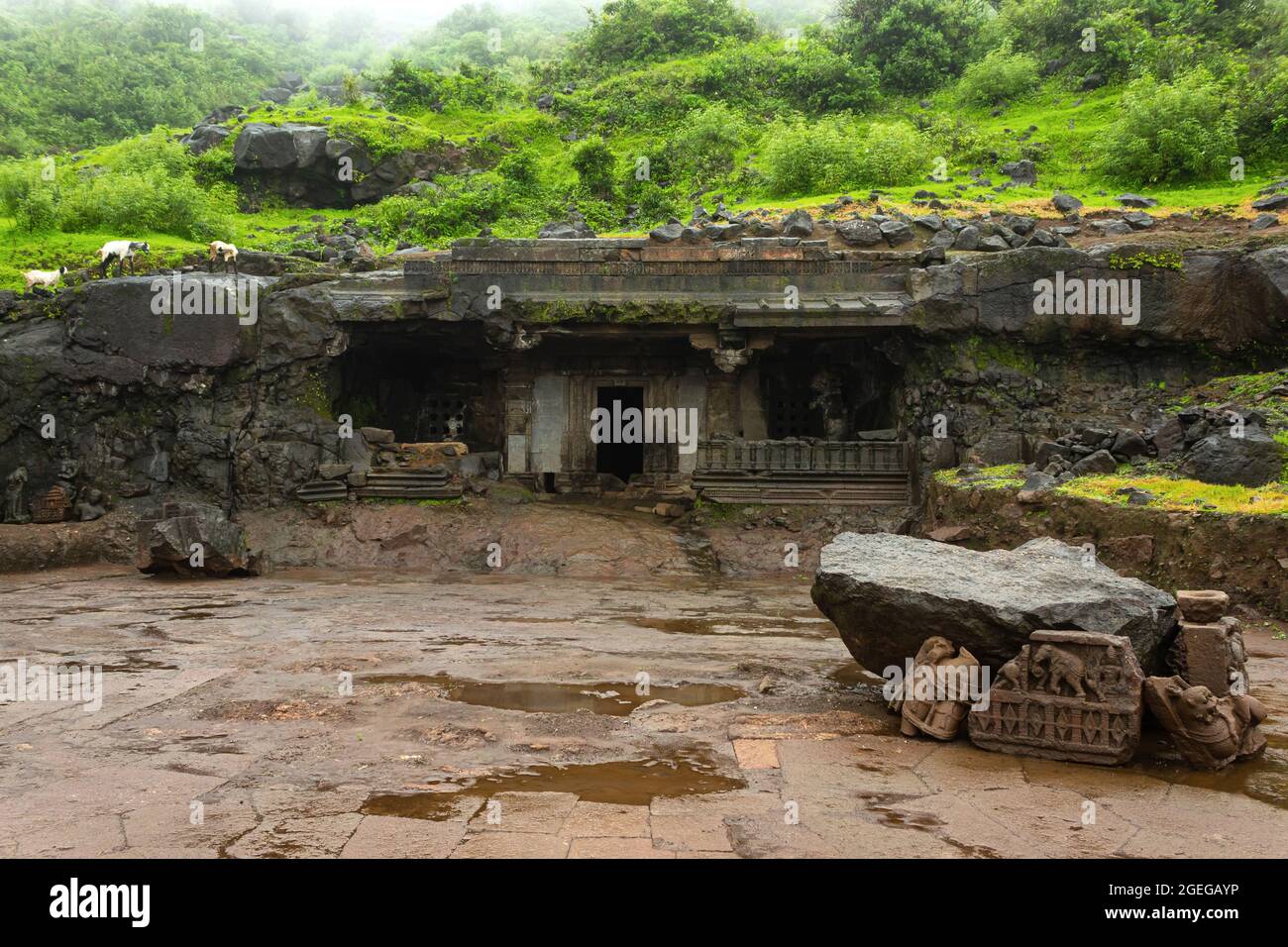 Jain Cave Temple con un ingresso splendidamente scolpito ai piedi del forte di Tringalwadi, Nashik, Maharashtra, India. Foto Stock