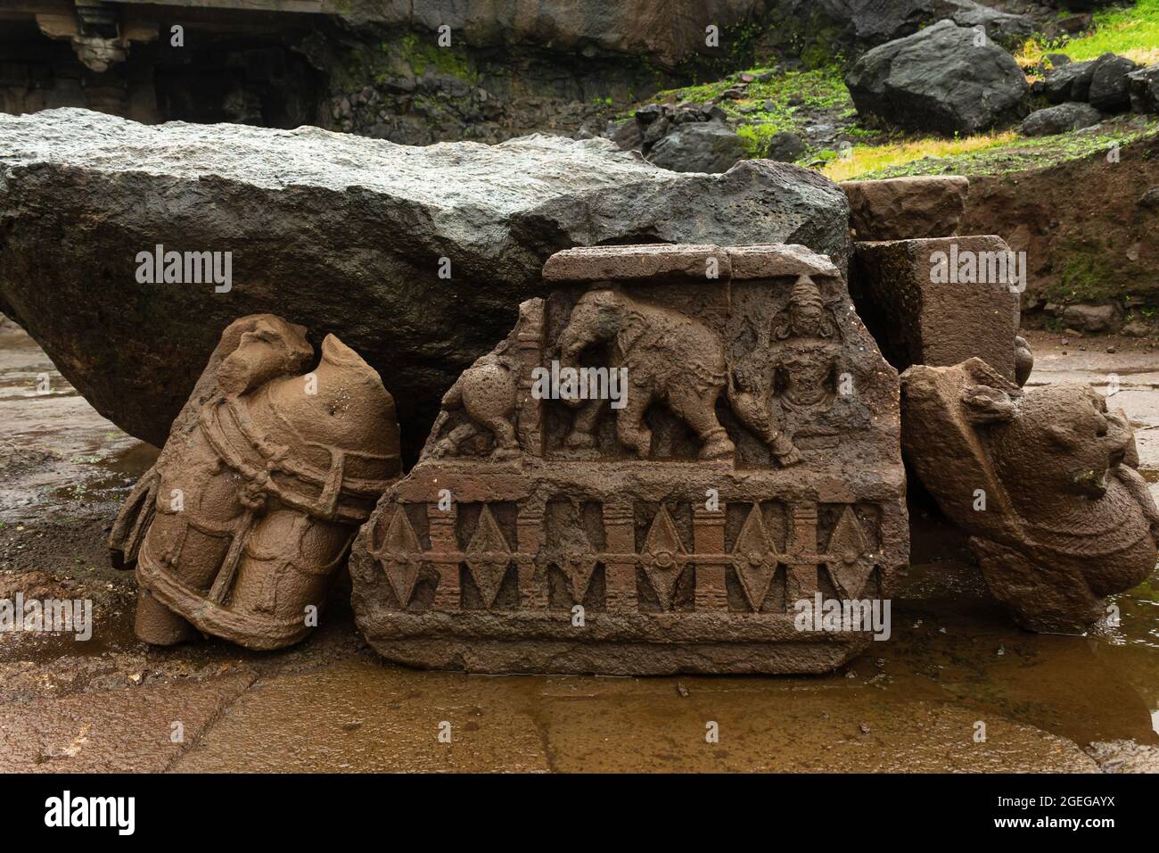 Vecchie statue abbandonate in rovina di Tirrhankar Adinath Jain grotte, Tringalwadi forte, Nashik, Maharashtra, India. Foto Stock