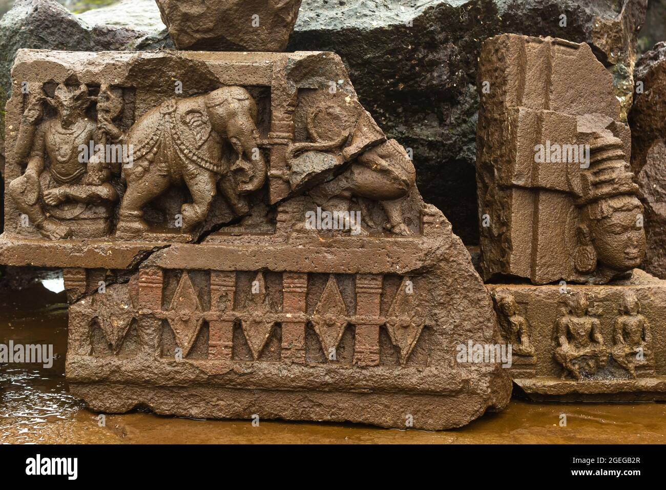 Vecchie statue abbandonate in rovina di Tirrhankar Adinath Jain grotte, Tringalwadi forte, Nashik, Maharashtra, India. Foto Stock