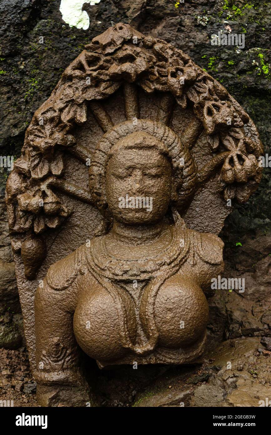 Vecchie statue abbandonate in rovina di Tirrhankar Adinath Jain grotte, Tringalwadi forte, Nashik, Maharashtra, India. Foto Stock