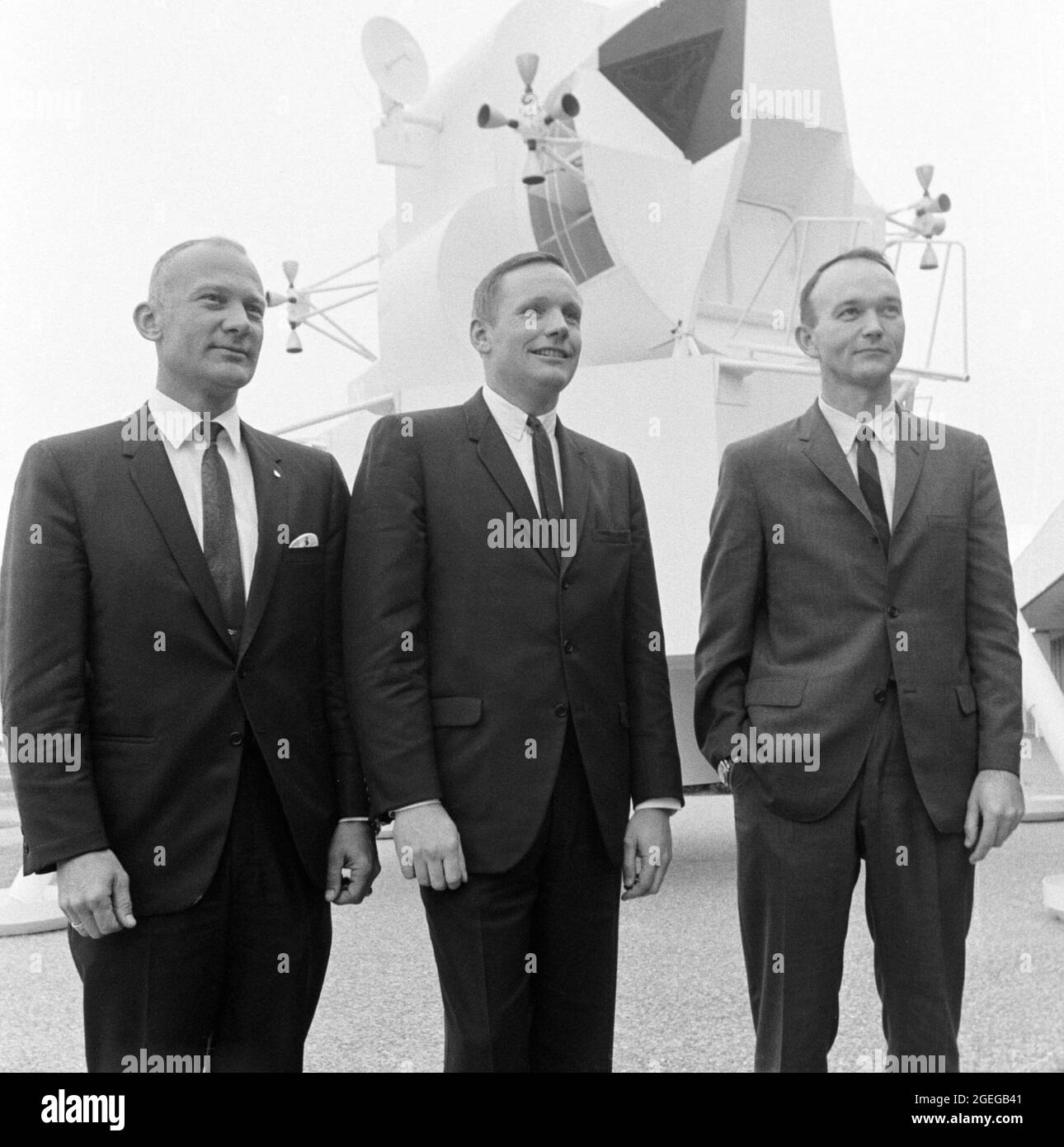 (10 gennaio 1969) --- questi tre astronauti sono stati selezionati dalla NASA come il primo equipaggio della missione di atterraggio lunare Apollo 11. Da sinistra a destra, sono Edwin E. Aldrin Jr., pilota a modulo lunare; Neil A. Armstrong, comandante; e Michael Collins, modulo di comando pilota. Vengono fotografati di fronte a un modulo lunare accanto all'edificio 1 a seguito di una conferenza stampa nell'Auditorium MSC Foto Stock