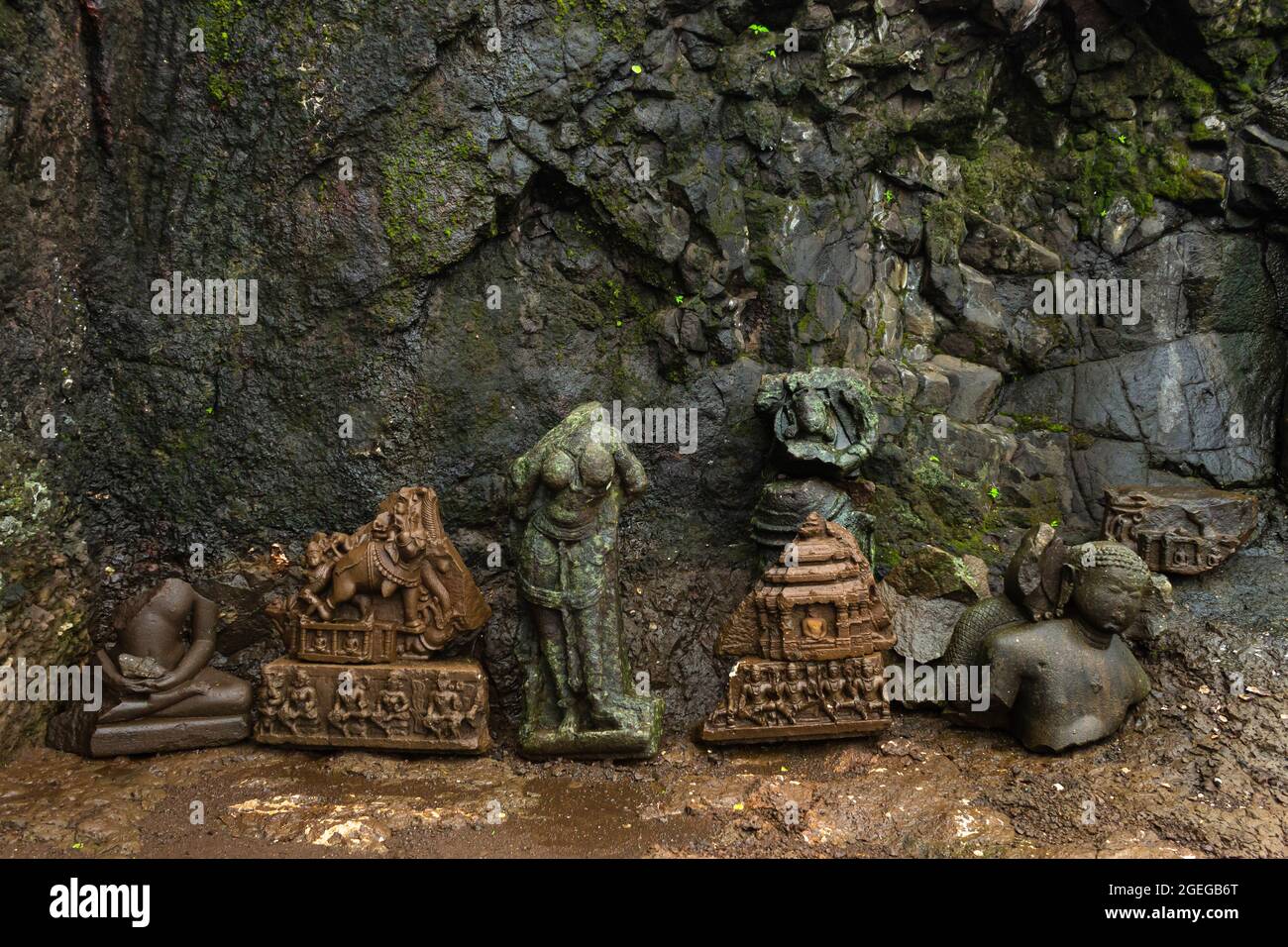 Vecchie statue abbandonate in rovina di Tirrhankar Adinath Jain grotte, Tringalwadi forte, Nashik, Maharashtra, India. Foto Stock