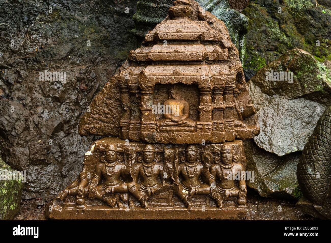 Vecchie statue abbandonate in rovina di Tirrhankar Adinath Jain grotte, Tringalwadi forte, Nashik, Maharashtra, India. Foto Stock