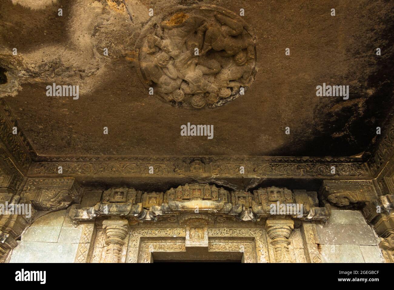 Soffitto e l'architettura di ingresso di Tirrhankar Adinath Jain grotte, Tringalwadi forte, Nashik, Maharashtra, India. Foto Stock