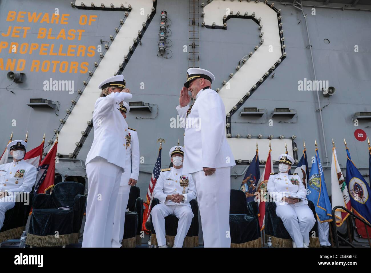 San Diego, Stati Uniti. 19 ago 2021. Marina degli Stati Uniti Capt. Walt. M. Slaughter, a destra, ufficiale di comando uscente della portaerei USS Abraham Lincoln, saluta il Capt. Amy Bauernschmidt mentre lei lo allevia come ufficiale di comando durante una cerimonia sul ponte di volo 19 agosto 2021 a San Diego, California. Bauernschmidt diventa la prima donna a comandare una portaerei a propulsione nucleare nella storia americana. Credit: Planetpix/Alamy Live News Foto Stock