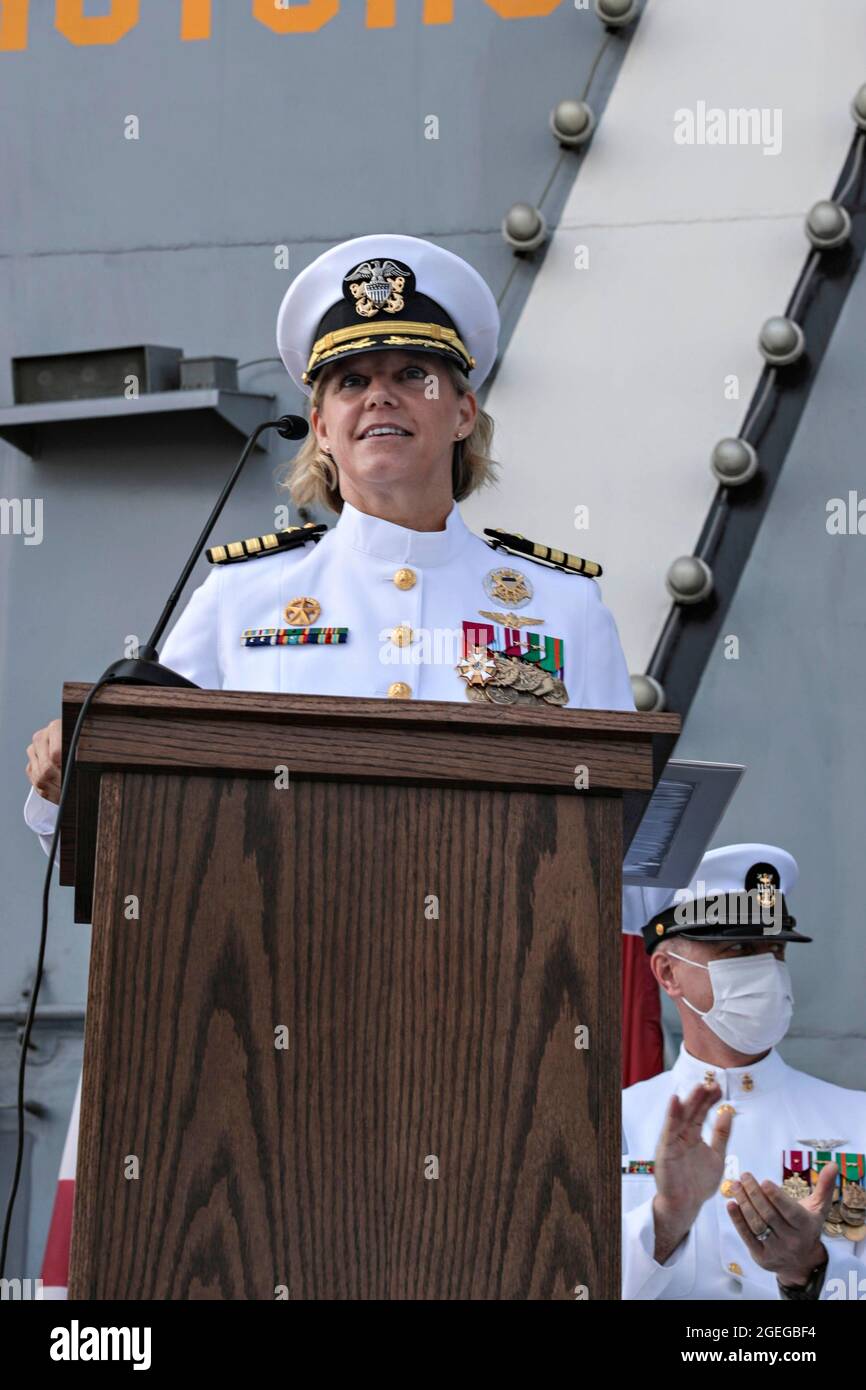San Diego, Stati Uniti. 19 ago 2021. Amy Bauernschmidt, nuovo comandante della portaerei USS Abraham Lincoln, si rivolge ai marinai durante una cerimonia di cambio comando sul ponte di volo il 19 agosto 2021 a San Diego, California. Bauernschmidt diventa la prima donna a comandare una portaerei a propulsione nucleare nella storia americana. Credit: Planetpix/Alamy Live News Foto Stock