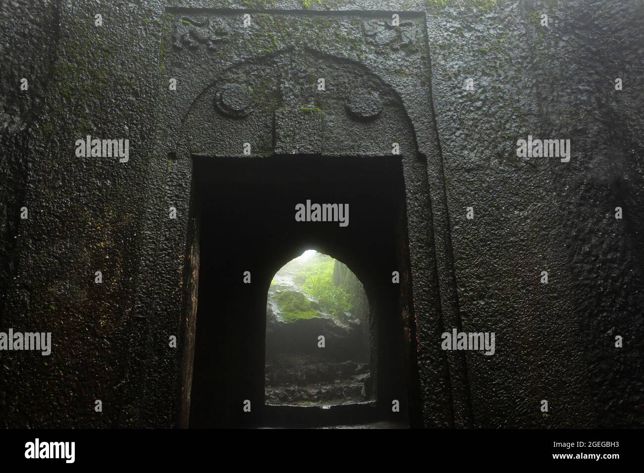 Porta d'ingresso occidentale del forte di Tringalwadi, Nashik, Maharashtra, India. I gradini e il cancello d'ingresso sono scolpiti da un'unica roccia. Foto Stock