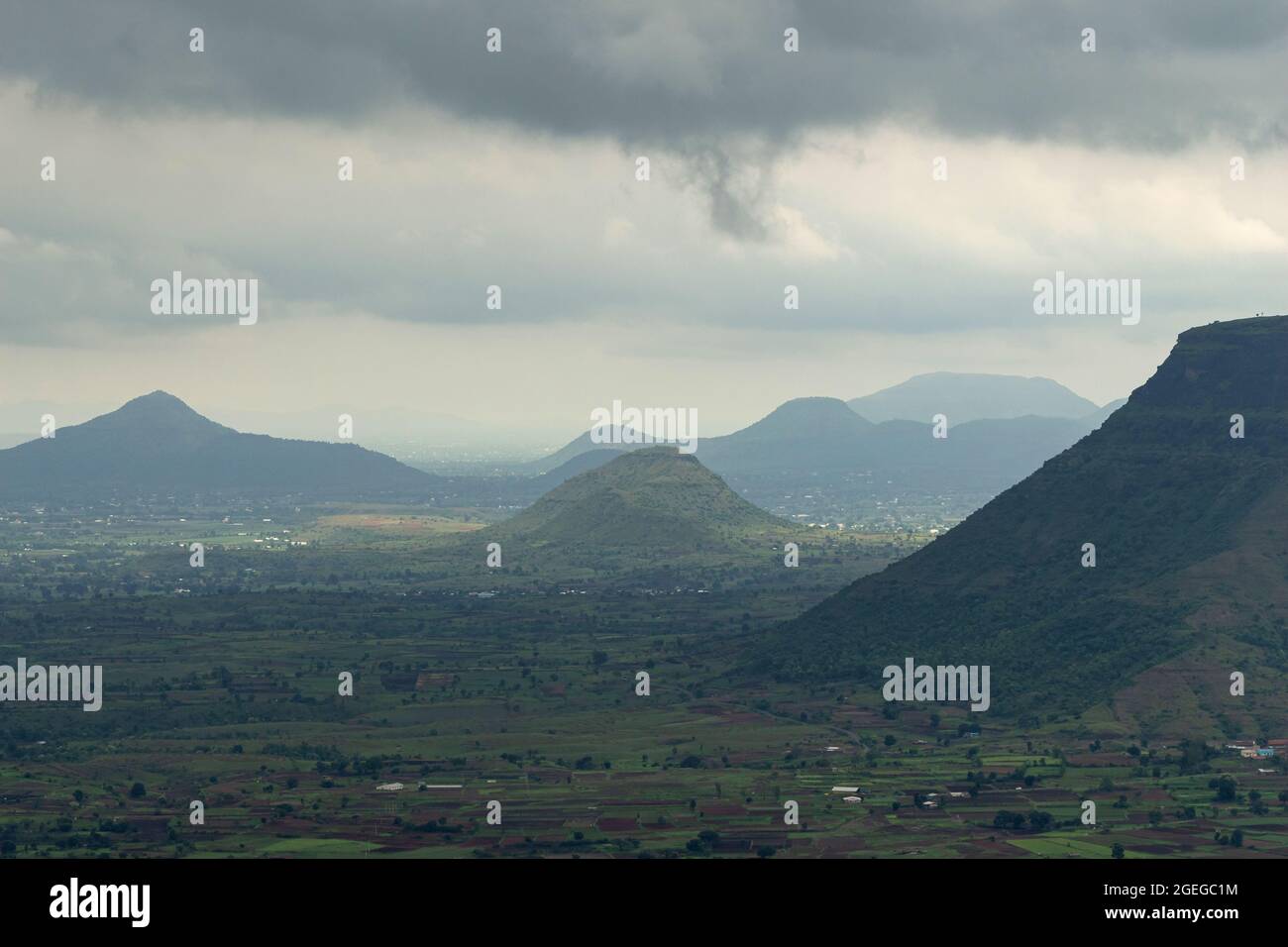 Vista delle catene montuose di Sahyadri vicino a vani, Nashik, Maharashtra, India. Foto Stock