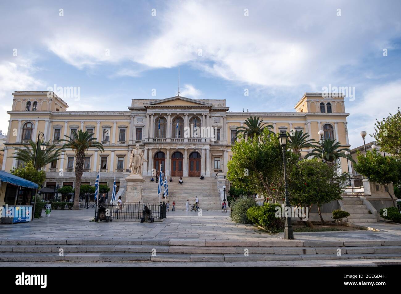 Isola di Syros, Cicladi, Grecia. Maggio 26, 2021. Municipio storico neoclassico in piazza Miaouli, punto di riferimento nella capitale Hermoupolis di Siros o Sy Foto Stock
