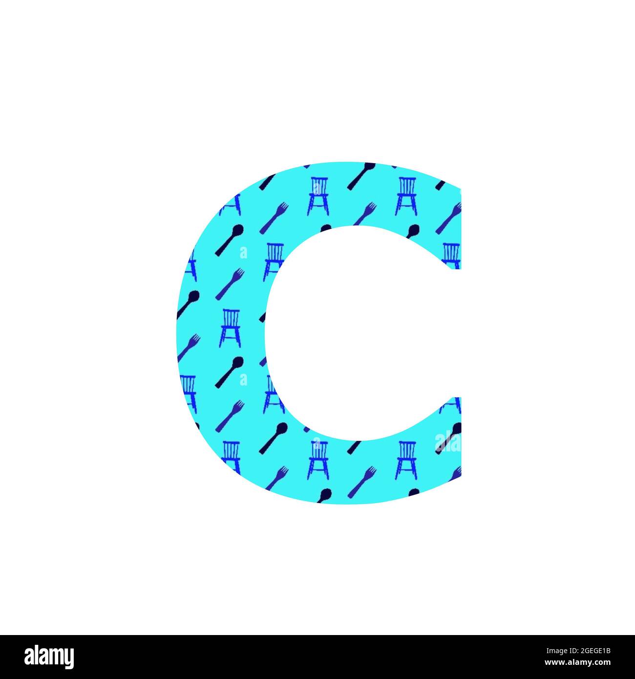 Lettera C dell'alfabeto, fatta con un modello di cucchiai, forchette e sedie da cucina, con sfondo blu, isolato su sfondo bianco Foto Stock