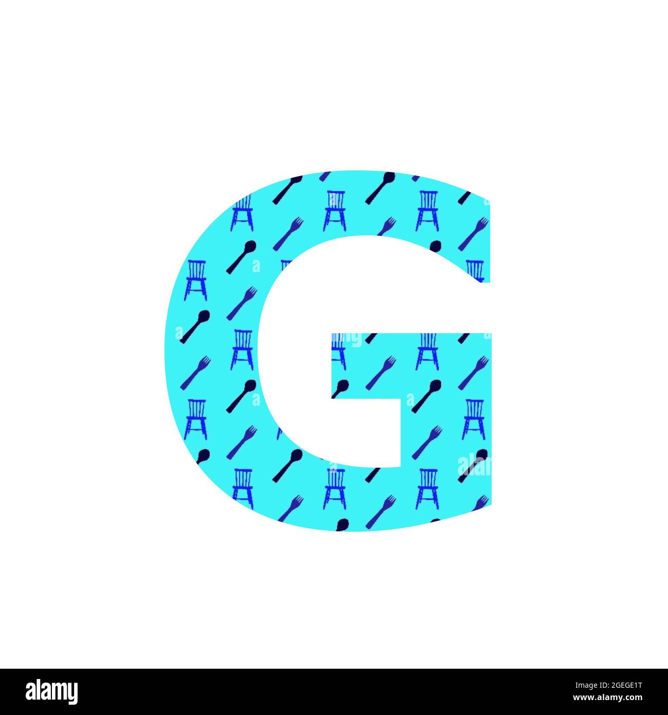 Lettera G dell'alfabeto, fatta con un modello di cucchiai, forchette e sedie da cucina, con sfondo blu, isolato su sfondo bianco Foto Stock