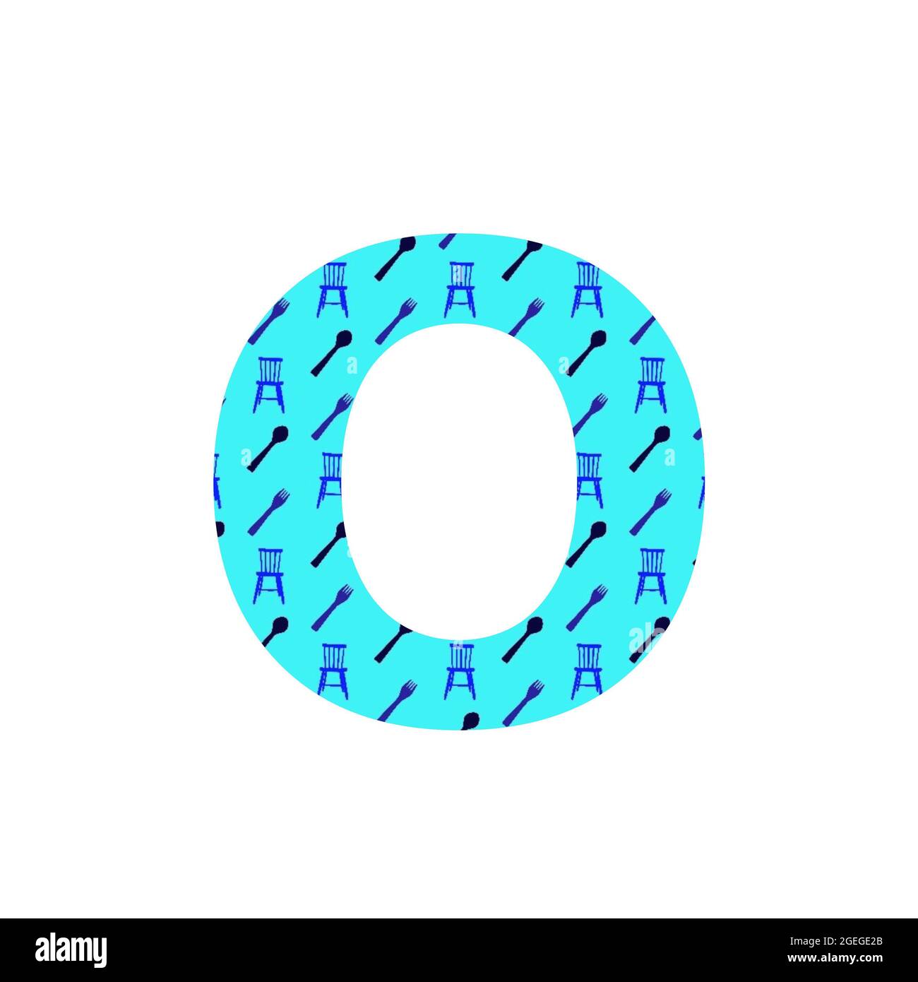 Lettera o dell'alfabeto, fatta con un modello di cucchiai, forchette e sedie da cucina, con sfondo blu, isolata su sfondo bianco Foto Stock