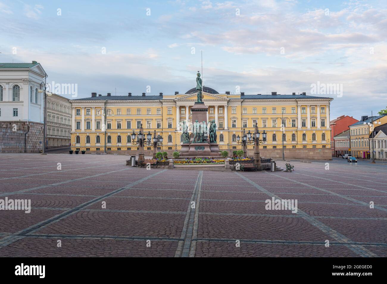 Palazzo del Governo in Piazza del Senato con la Statua di Alessandro II - Helsinki, Finlandia Foto Stock