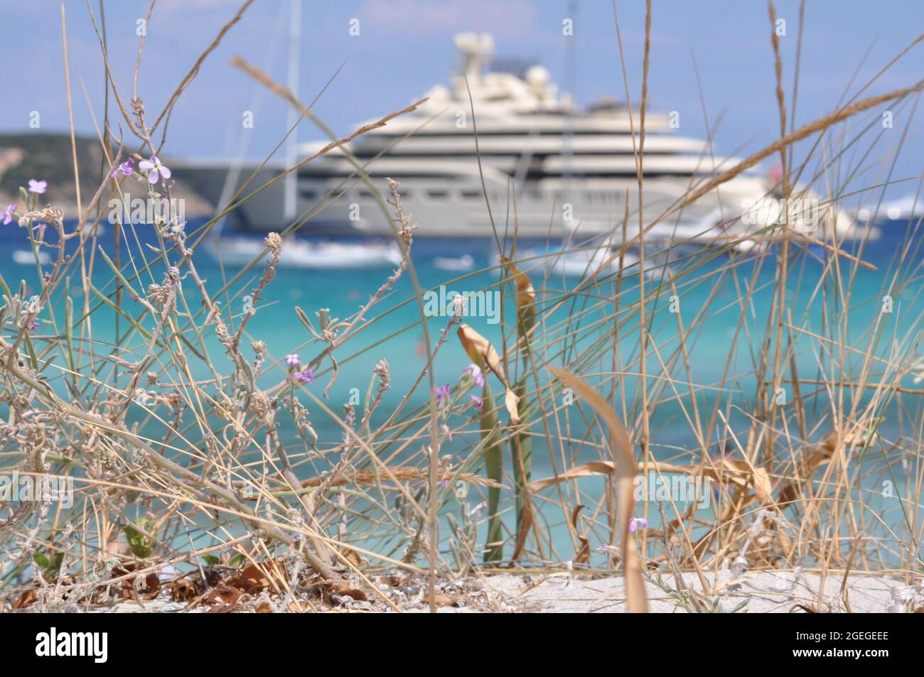 PORTO CERVO, ITALIA - 24 ago 2018: Elicottero dei vigili del fuoco sul maxi yacht Dilbar Foto Stock