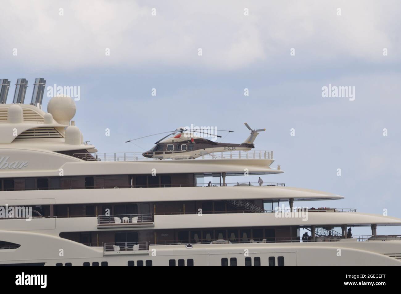 PORTO CERVO, ITALIA - 23 ago 2018: Elicottero dei vigili del fuoco sul maxi yacht Dilbar Foto Stock