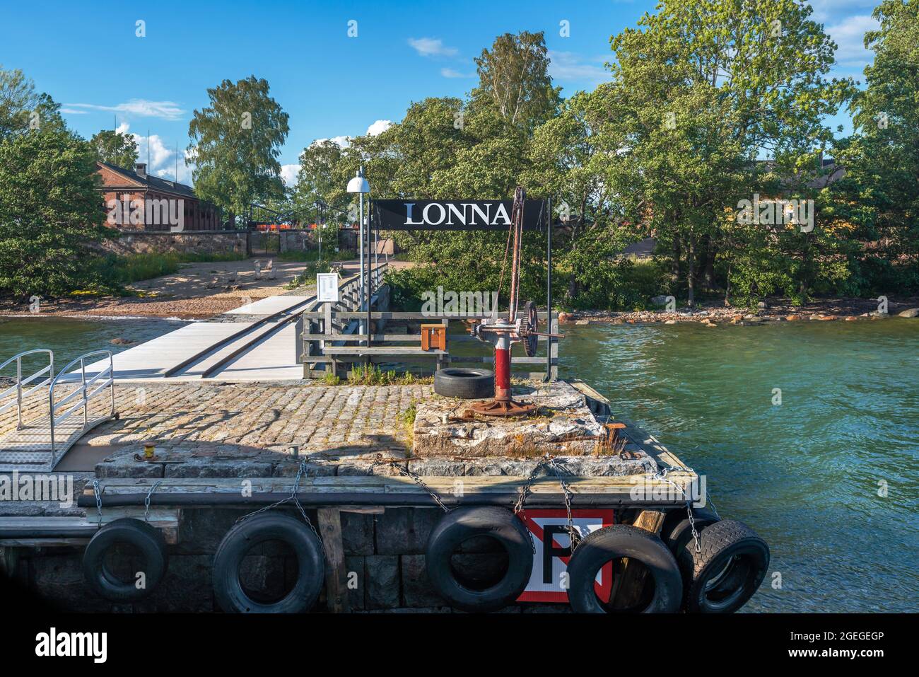 Molo dell'isola di Lonna nel Golfo di Finlandia - Helsinki, Finlandia Foto Stock