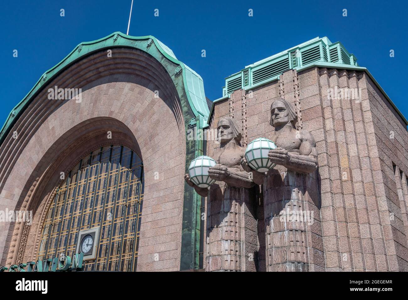 Statue di fronte alla stazione centrale di Helsinki - Helsinki, Finlandia Foto Stock