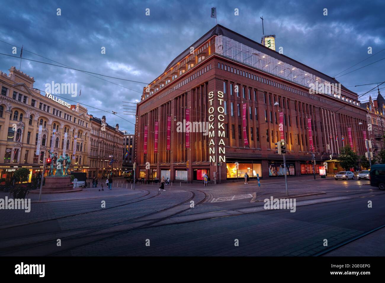 Stockmann Department Store in via Mannerheimintie di notte - Helsinki, Finlandia Foto Stock