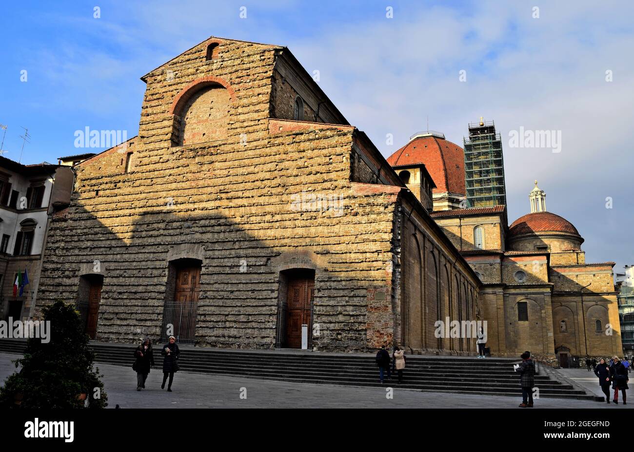 FIRENZE, ITALIA - 06 feb 2016: Un colpo a basso angolo di una Chiesa cattolica romana costruita durante il Rinascimento a Firenze, Firenze, Italia Foto Stock