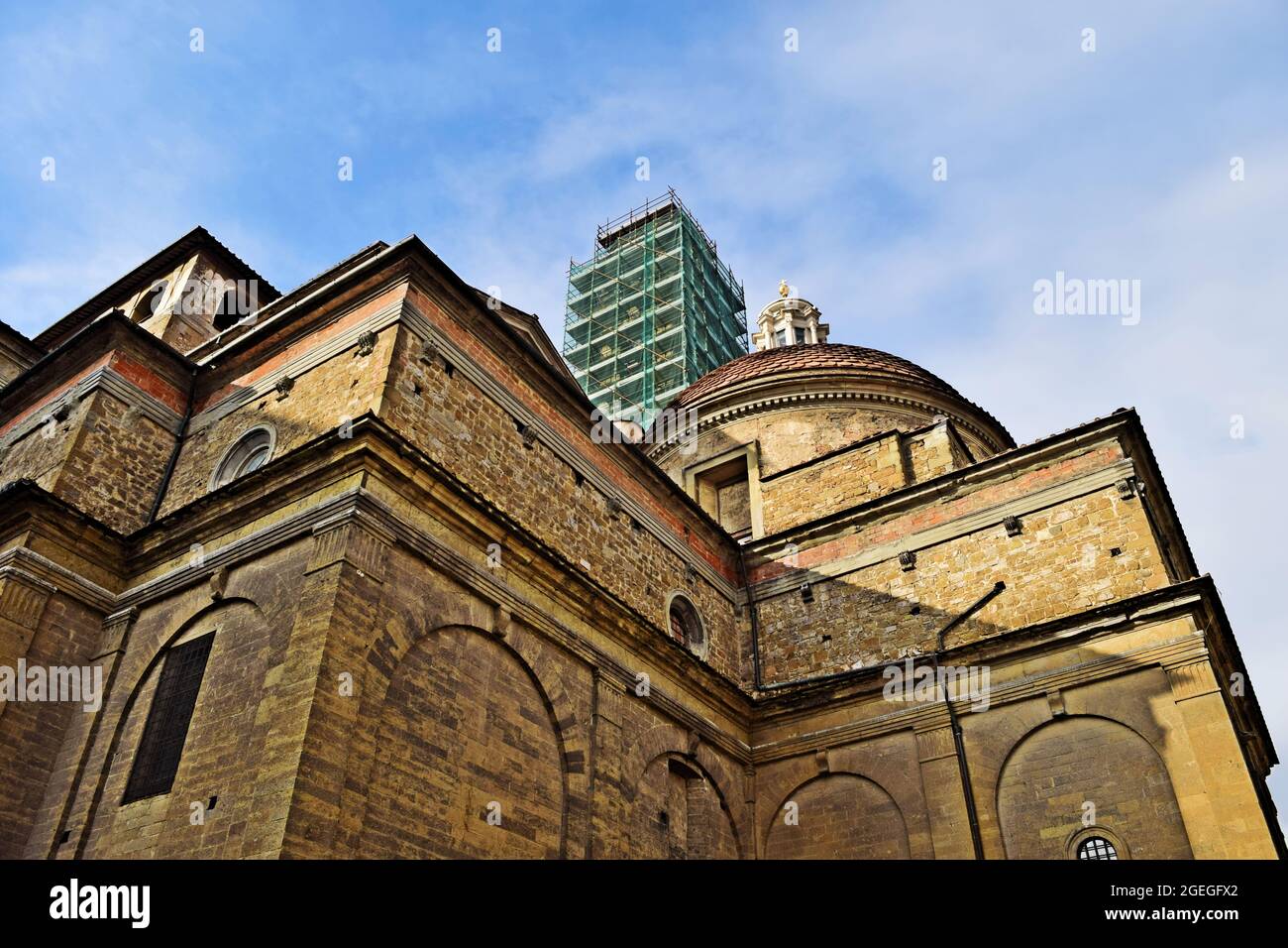 FIRENZE, ITALIA - 06 feb 2016: Un colpo a basso angolo di una Chiesa cattolica romana costruita durante il Rinascimento a Firenze, Firenze, Italia Foto Stock