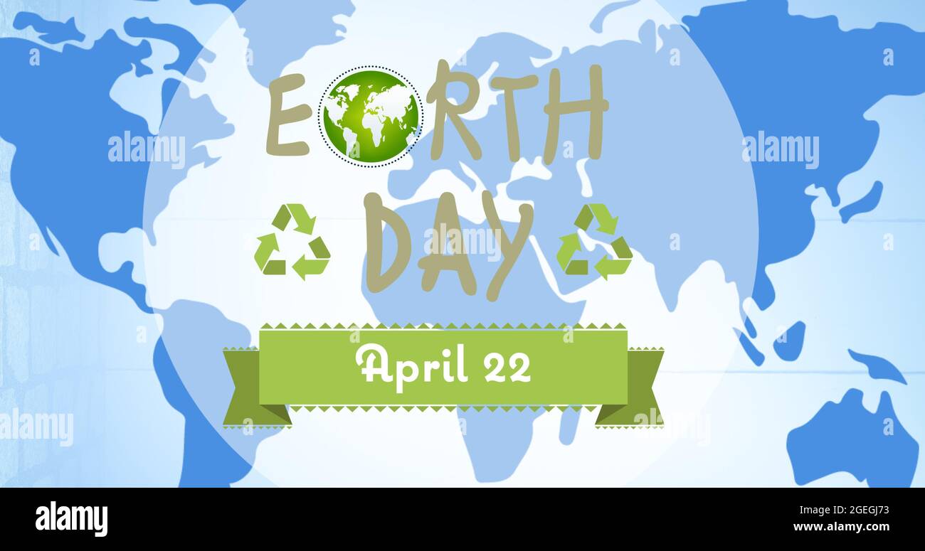Composizione del testo del giorno della terra e del globo verde e logo di riciclaggio sulla mappa del mondo Foto Stock