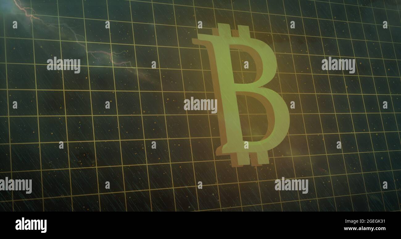 Immagine digitale del simbolo della moneta di bit sulla rete di rete contro il temporale nel cielo notturno Foto Stock