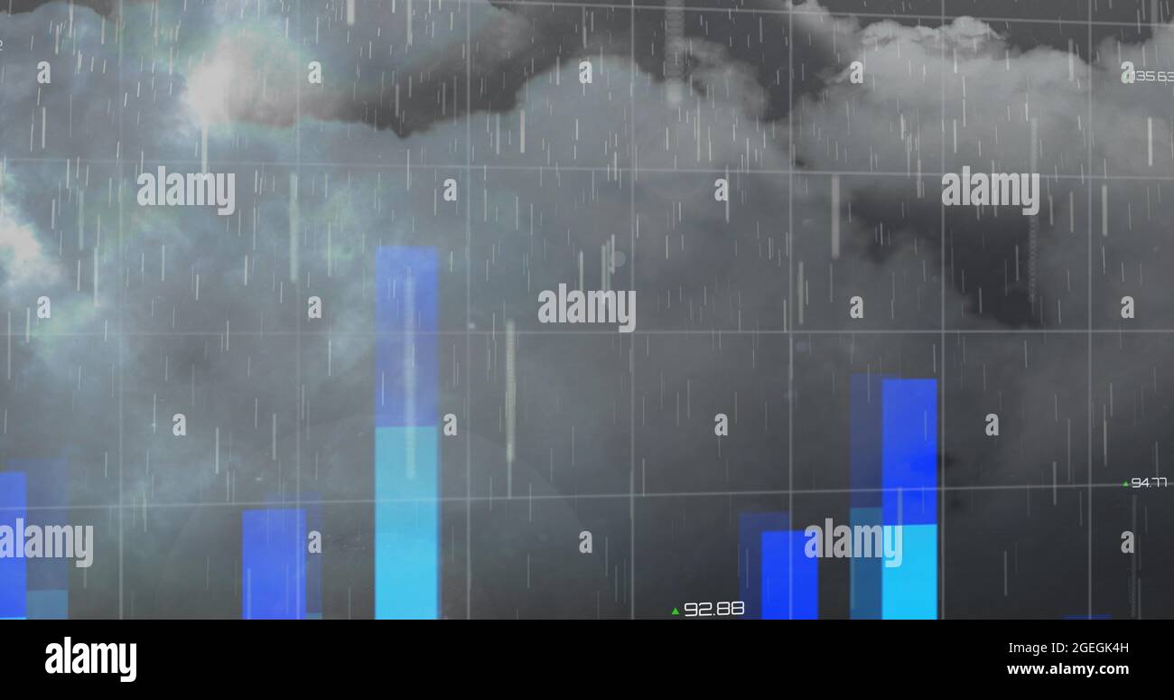 Composizione digitale dell'elaborazione dei dati finanziari sulla mappa mondiale contro la pioggia che cade nel cielo notturno Foto Stock