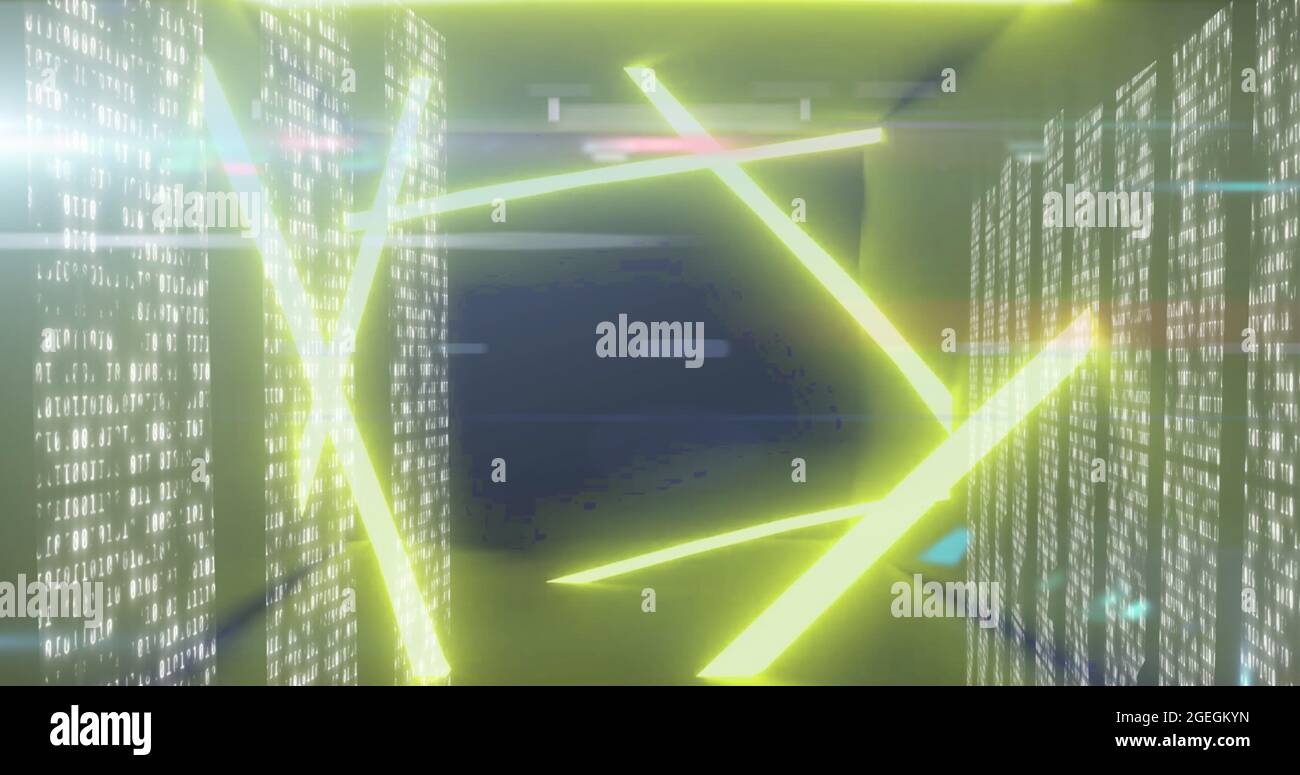 Scanner di codici QR con elementi neon contro schermi di elaborazione dati Foto Stock