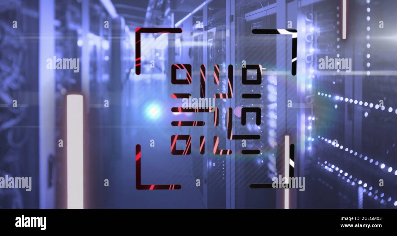 Scanner di codici QR con elementi neon contro sala server vuota Foto Stock