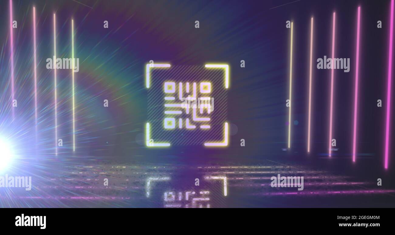 Scanner per codici QR con elementi al neon contro il faretto della luce dell'arcobaleno Foto Stock