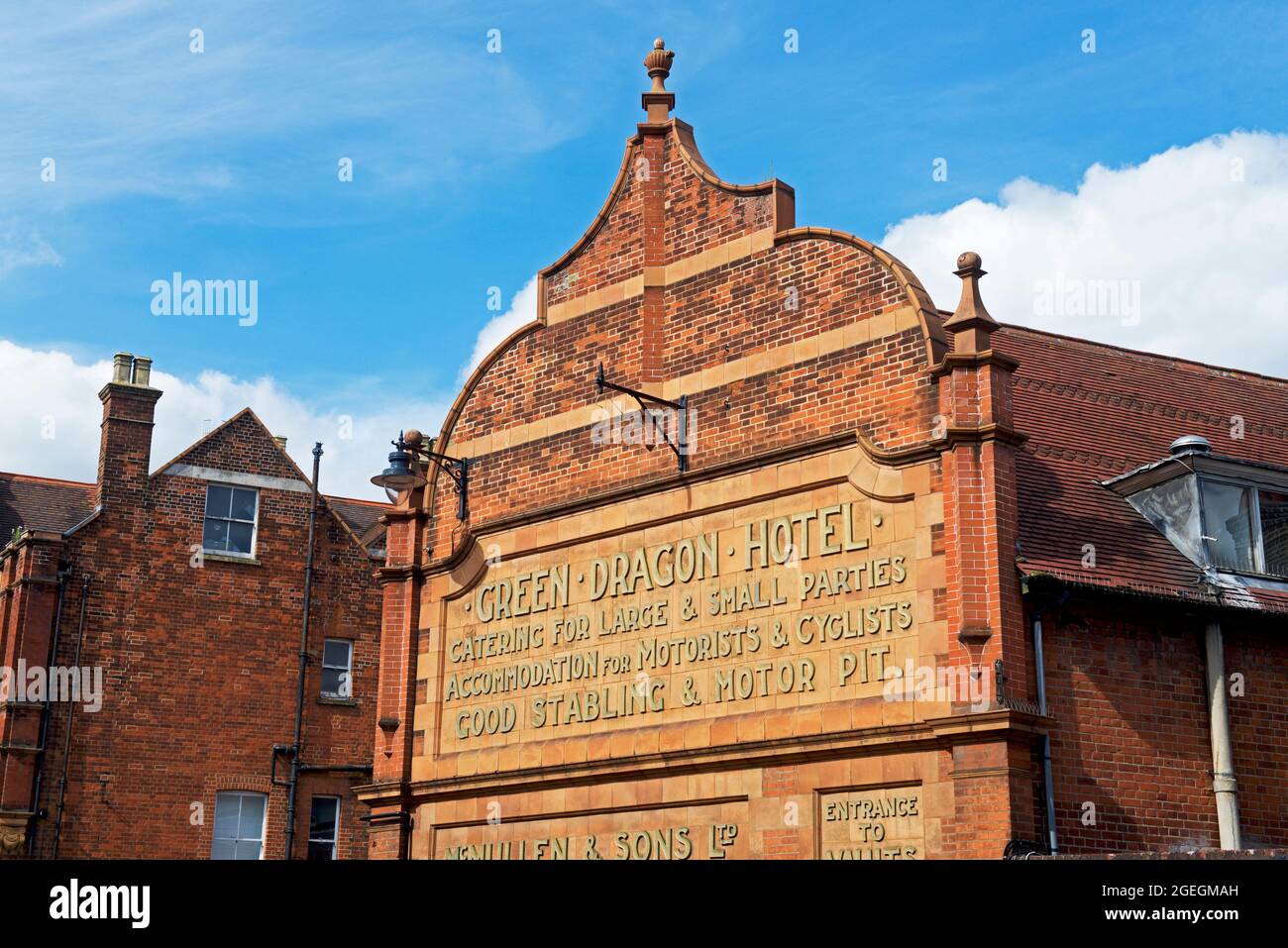 Fascia del Green Dragon Hotel, Hertford, Hertfordshire, Inghilterra Regno Unito Foto Stock