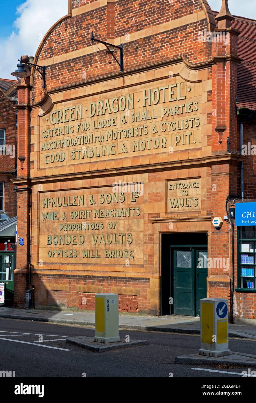 Fascia del Green Dragon Hotel, Hertford, Hertfordshire, Inghilterra Regno Unito Foto Stock