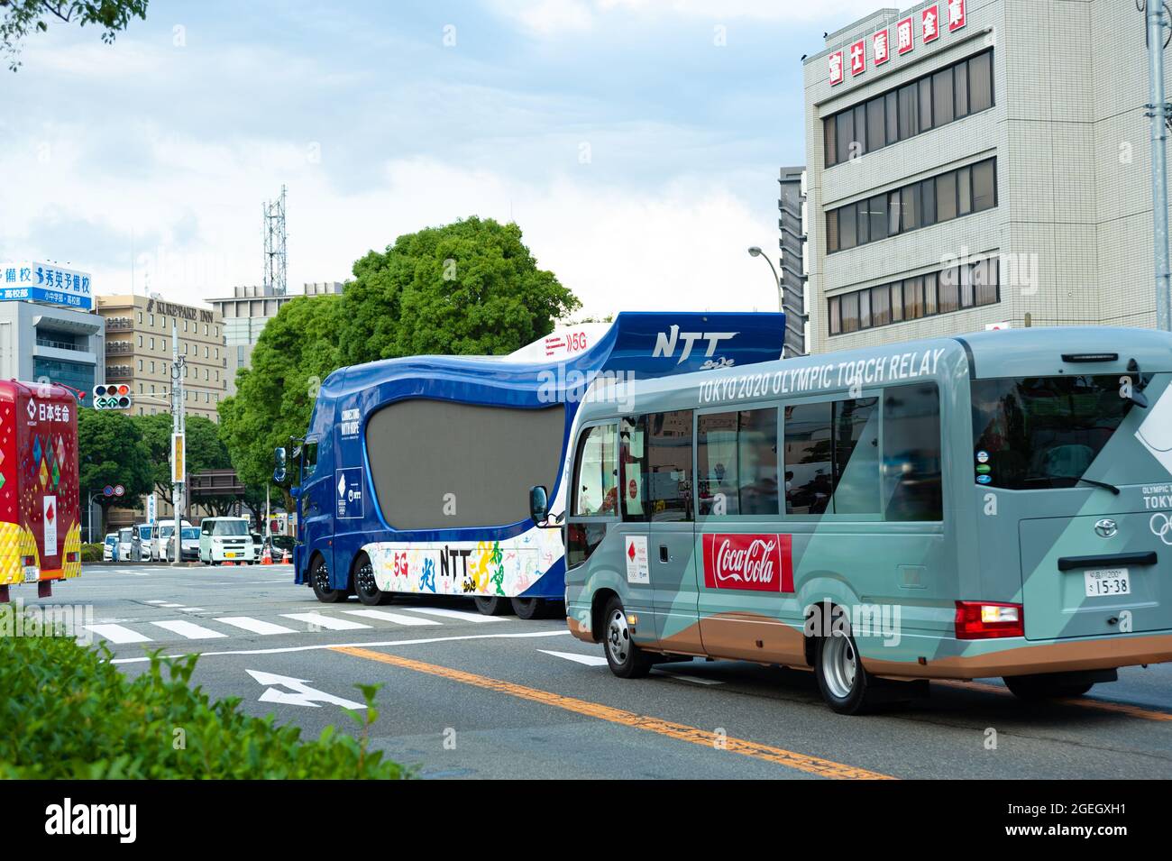 Fuji City, Shizuoka-Ken, Giappone - 24 Giugno 2021: Tokyo 2020 Olympic Torch Relay. Sfilata di auto con partner e sponsor su Aoba Street a Fuji City, Jap Foto Stock