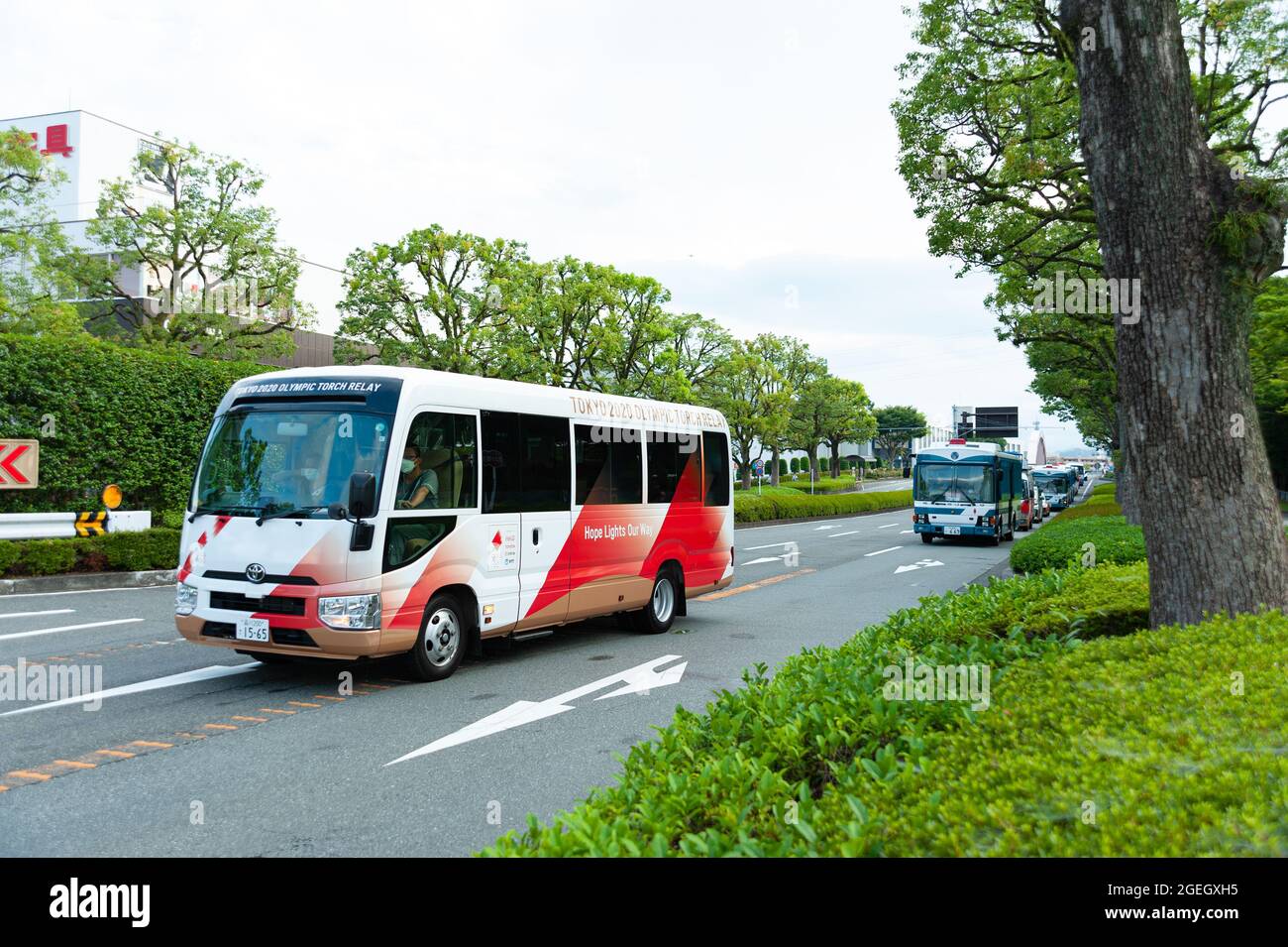 Tokyo 2020 Olympic Torch Relay. Sfilata di auto con partner e sponsor su Aoba Street a Fuji City, Giappone. Microbus di aziende partner. Foto Stock